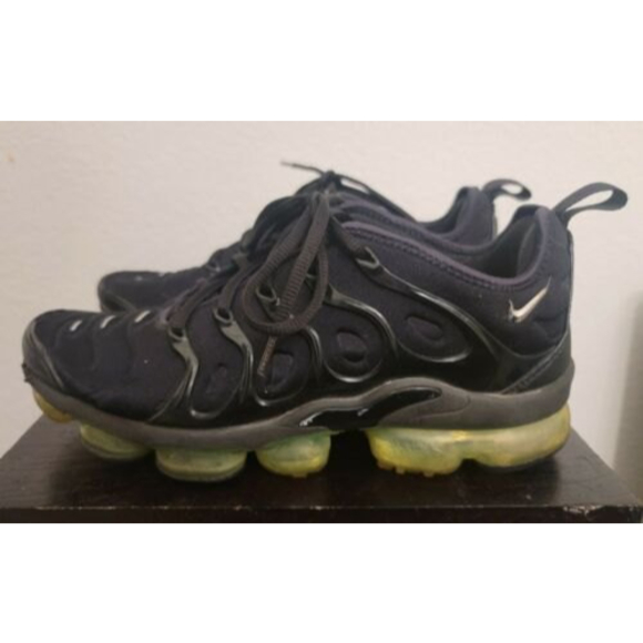 *READ* Nike Air Vapormax Plus Black Volt Green Mens Size 7.5 924453-015 Running main image 7